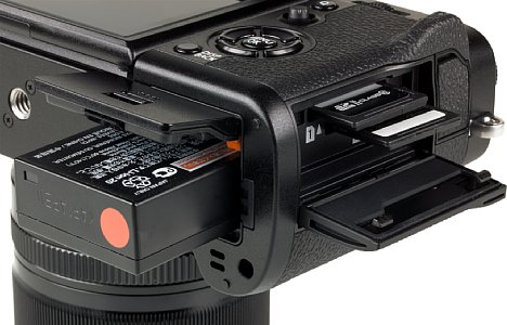 Bild Der Akku der Fujifilm X-T3 reicht für fast 400 Aufnahmen und lässt sich wahlweise in der Kamera via USB-C oder extern im mitgelieferten Ladegerät aufladen. [Foto: MediaNord]