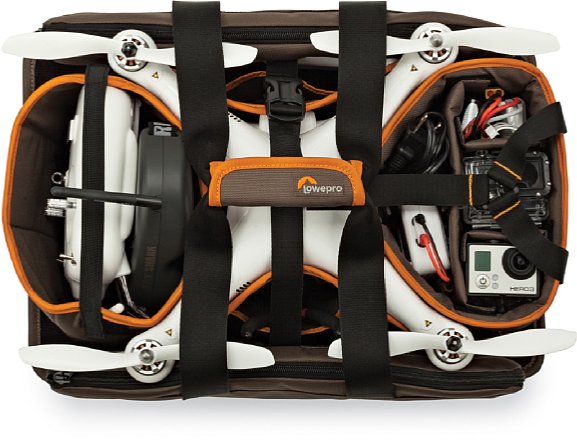 Lowepro DroneGuard Kit mit DJI Phantom Quadrokopter. Die Tragetasche bietet jede Menge Platz fürs Zubehör. [Foto: Lowepro]