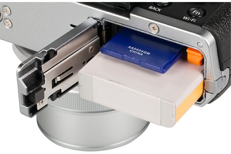 Bild Der Akku der Fujifilm X30 hat enorm zugelegt. Mit ihm schafft man laut CIPA rund 470 Aufnahmen am Stück, beinahe doppelt so viele wie noch mit der X20. [Foto: MediaNord]