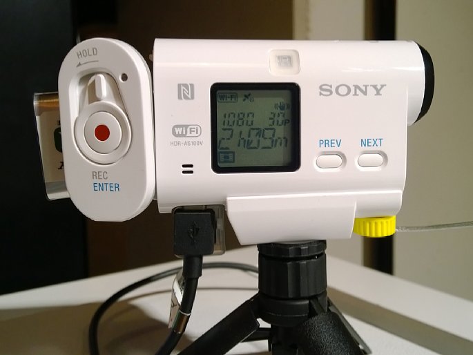 Bild Das machen längst nicht alle Actioncams mit: Die Sony HDR.AS100V lässt sich sogar ganz ohne Akku (oder mit leerem Akku) betreiben, wenn eine externe Spannungsversorgung per USB angeschlossen ist. [Foto: MediaNord]