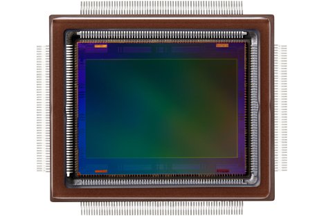 Bild Dass der CMOS-Sensor 250 Megapixel im APS-H-Format aufnimmt, sieht man ihm von außen nicht an. Für die Auslesegeschwindigkeit von 1,25 Milliarden Pixeln pro Sekunde waren Fortschritte bei der Schaltkreisminiaturisierung Voraussetzung. [Foto: Canon]