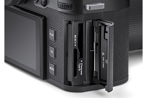 Bild Die Leica SL3 bietet zwei verschiedene Steckplätze für Speicherkarten: Einmal CFexpress Typ B für besonders hohe Performance und Robustheit sowie einmal SDHC/SDXC UHS II für eine hohe Kompatibilität mit ebenfalls sehr guter Performance. [Foto: Leica]
