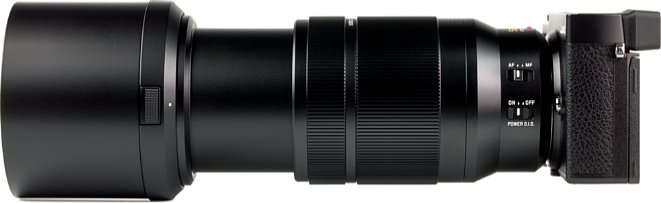 Bild Mit ausgefahrenem Tobus und aufgesetzter Streulichtblende erreicht das Panasonic Leica DG Vario-Elmarit 50-200 mm F2.8-4 Asph. OIS eine stattliche Länge von knapp 24 Zentimetern. [Foto: MediaNord]