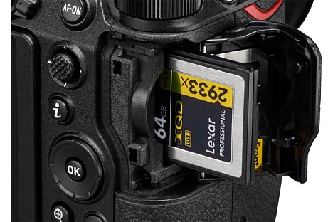 Bild Das Speicherkartenfach der Nikon Z 6 und Z 7 nimmt nur eine vergleichsweise teure XQD- oder CF-Express-Karte auf. [Foto: Nikon]