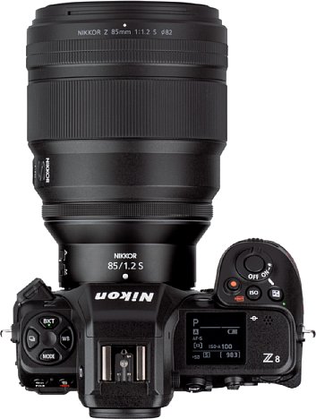 Bild Gegen das riesige Nikon Z 85 mm F1.2 S wirkt selbst die große Z 8 zierlich. Die Kombination bringt über zwei Kilogramm auf die Waage. [Foto: MediaNord]