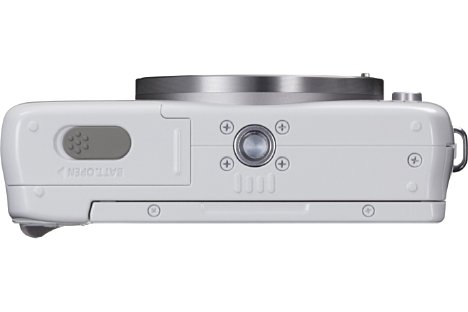 Bild Weder einen Sucher- noch einen Blitzanschluss bietet die Canon EOS M10. Immerhin ist ein Stativgewinde vorhanden, und es sitzt sogar in der optischen Achse. [Foto: Canon]