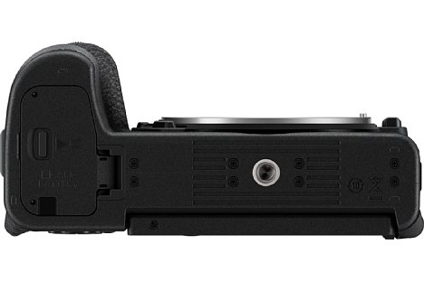 Bild Das Stativgewinde der Nikon Z 30 sitzt in der optischen Achse. Akku und Speicherkarte (SD/SDHC/SDXC UHS I) sind von der Unterseite zugänglich. [Foto: Nikon]