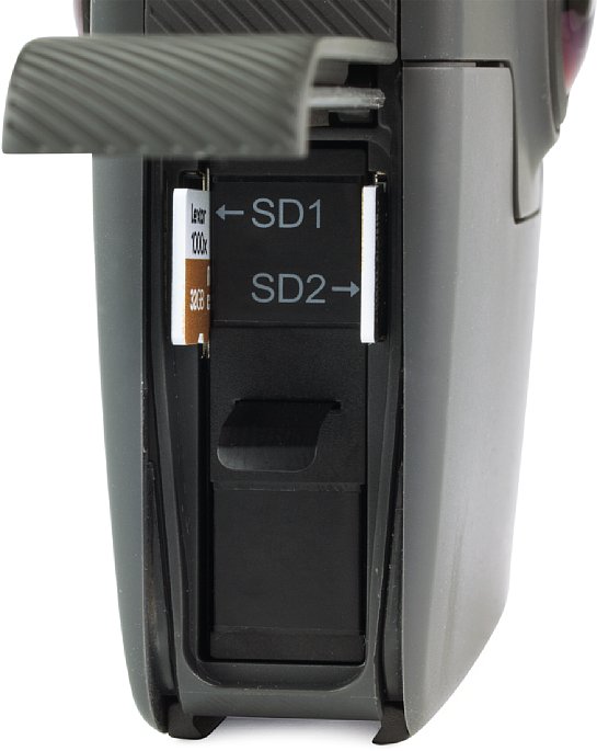 Bild Unter der großen seitlilchen Klappe der GoPro Fusion gefindet sich das Akkufach und zwei Slots für MicroSD-Karten – eine Karte für jedes Kameramodul. [Foto: MediaNord]