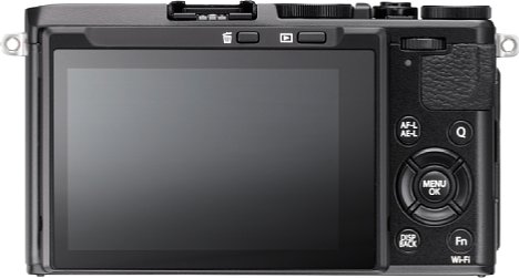 Bild Der 7,6 Zentimeter große Touchscreen der Fujifilm X70 lässt sich nach unten und nach oben klappen. Letzteres sogar um bis zu 180 Grad für Selfies. [Foto: Fujifilm]