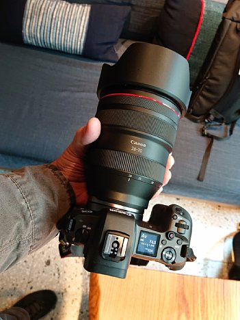 Bild Ganz schöner Brummer: Das durchgängig F2 lichtstarke 28-70mm-Zoom von Canon wiegt fast 1,5 kg (ohne Kamera) und kostet über 3.000 Euro. [Foto: MediaNord]