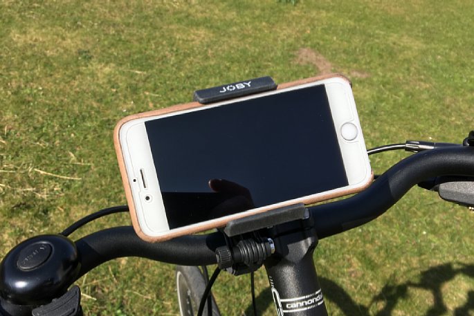 Bild iPhones lassen sich auch inklusive Lederhülle problemlos in die Joby GripTight Bike Mount PRO Lenkerhalterung einspannen. Die Ausrichtung des Smartphones kann jederzeit von Querformat auf Hochformat gewechselt werden. [Foto: MediaNord]