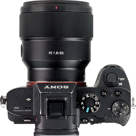 Bild Da die Sony Alpha 7R II eine sehr kompakte Vollformatkamera ist, wird das gar nicht so große FE 85 mm F1.8 schon recht groß, ergibt mit der Kamera aber eine gut ausbalancierte Kombination. [Foto: MediaNord]