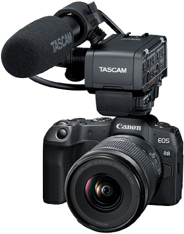 Bild Die Canon EOS R8 besitzt den neuen digitalen Multifunktions-Zubehörschuh, aber auch die alten TTL-Blitzkontakte sind noch vorhanden. Der Zubehörschuh ist auch zu externen Mikrofonen sowie dem Audiointerface von Tascam kompatibel. [Foto: Canon]