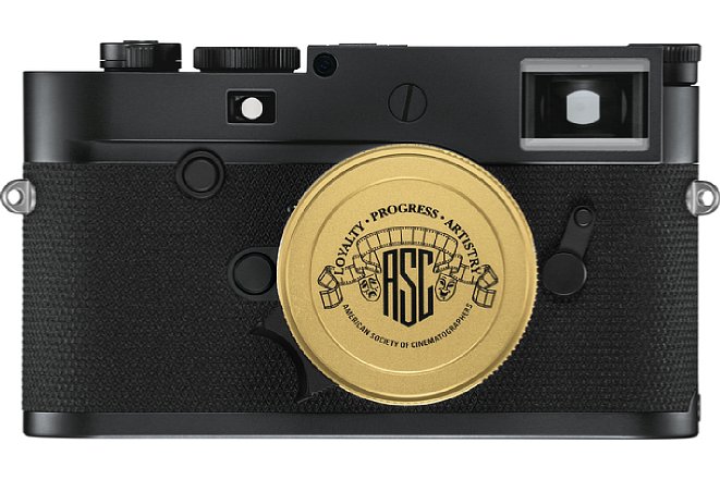 Bild Der Objektivdeckel des Summicron-M 1:2 35 mm Asph.der Leica M10-P "ASC 100 Edition" weist spezielle Beschriftungen zum 100-jährigen Jubiläum der "American Society of Cinematographers" auf. [Foto: Leica]