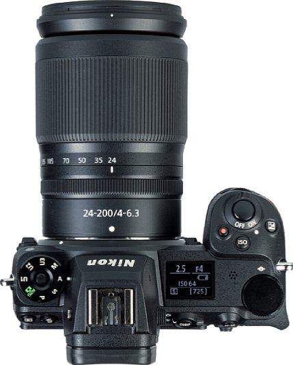 Bild Auch das eingefahrene Nikon Z 24-200 mm F4-6.3 VR erreicht zusammen mit der Z 7II eine ordentliche Länge von 17,5 Zentimetern. Betriebsbereit mit Streulichtblende wiegt die Kombination fast 1,3 Kilogramm. [Foto: MediaNord]