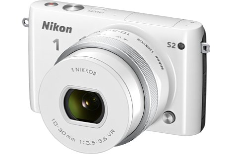 Bild Ebenfalls ab September 2014 erhältlich war die Nikon 1 S2 aus der S-Einsteigerserie des Nikon-1-Systems. Auch hier kam wieder der Sensor der Vorgängergeneration zum Einsatz (mit 14 Megapixeln). [Foto: Nikon]