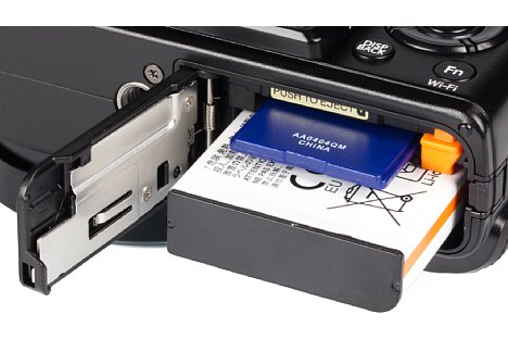 Bild Der Lithium-Ionen-Akku der Fujifilm X70 reicht für 330 Aufnahmen nach CIPA-Standard. Das SD-Kartenfach schluckt auch SDHC sowie SDXC-Karten und unterstützt den UHS-I-Standard. [Foto: MediaNord]
