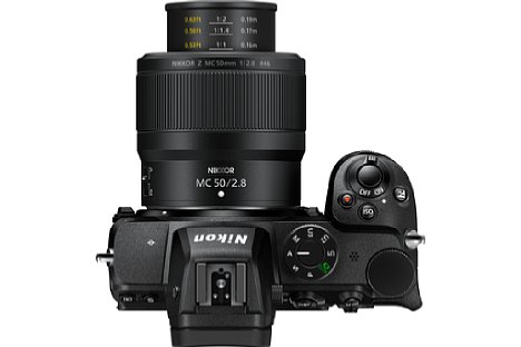 Bild Das Nikon Z MC 50 mm F2.8 besitzt eine Frontgruppenfokussierung, wodurch der Tubus ausfährt. Dafür kann man am Tubus den Abbildungsmaßstab ablesen. [Foto: Nikon]