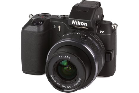 Bild Die Nikon 1 V2 war keine Schönheit, aber man erkennt den Versuch, die V-Linie des Nikon-1-Systems professioneller aussehen zu lassen. Sinnvollerweise hatte die 1 V2 einen eingebauten Aufklapp-Blitz. Die 1 V2 hatte statt 10 nun 14 Megapixel Auflösung. [Foto: MediaNord]