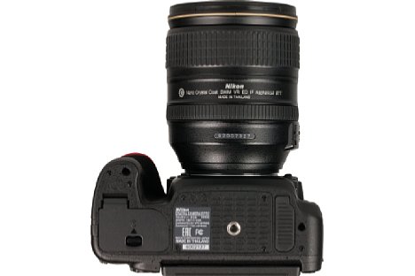 Bild Zwischen Objektiv und Handgriff bietet die Nikon D750 den Fingern mehr Platz, wodurch sie besser in der Hand liegt als beispielsweise die D610. [Foto: MediaNord]