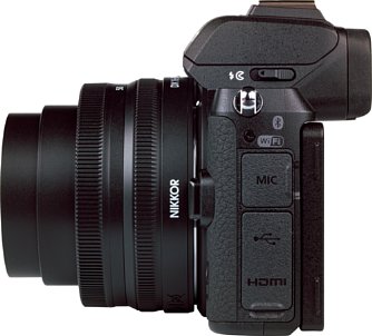 Bild Mit 3,5 mm Mikrofonbuchse, Micro-USB samt Ladefunktion sowie Micro-HDMI bietet die Nikon Z 50 die nötigsten Schnittstellen. [Foto: MediaNord]
