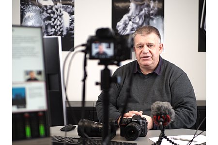Ernst Ulrich Soja bei der Produktion des Schulungsvideos 'Fortgeschrittener Kurs für Nikon'. [Foto: MediaNord]
