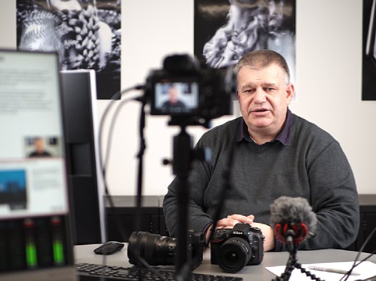 Bild Ernst Ulrich Soja bei der Produktion des Schulungsvideos "Fortgeschrittener Kurs für Nikon". [Foto: MediaNord]
