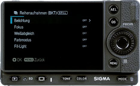 Bild Der acht Zentimeter große 3:2-Touchscreen der Sigma fp dient mit seiner 2,1 Millionen Bildpunkte hohen Auflösung mit optionalem Aufsatz LVF-11 auch als elektronischer Sucher. Mit rund 700 cd/m² bietet er eine befriedigende Leuchtdichte. [Foto: MediaNord]
