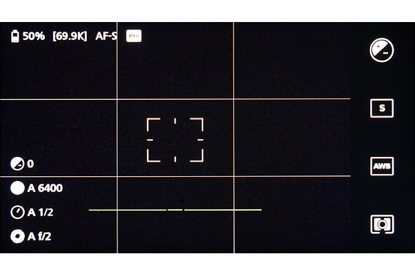 Bild Das Aufnahmedisplay der Zeiss ZX1 kann bis zu einem gewissen Grad angepasst werden (Gitterlinien). Um zu den Einstellungen zu gelangen, muss man auf der linke Seite nach oben wischen. [Foto: MediaNord]