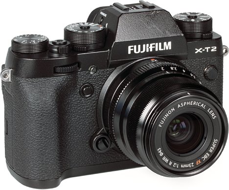 Bild An der Fujifilm X-T2 wirkt das XF 23 mm F2 R WR schon fast etwas fipsig. Aber dadurch bleibt die Kombination einigermaßen kompakt und wiegt trotz der robusten Gehäuse und des Wetterschutzes weniger als 700 Gramm. [Foto: MediaNord]
