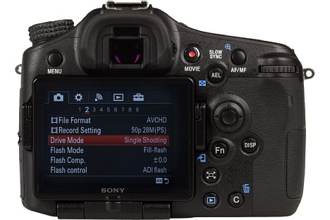 Bild Der rückwärtige Bildschirm der Sony Alpha SLT-A77 II ist in alle Richtungen dreh- und schwenkbar. [Foto: MediaNord]