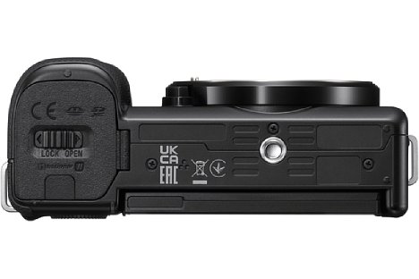 Bild Trotz der kompakten Abmessungen sitzt das Stativgewinde der Sony ZV-E10 in der optischen Achse. [Foto: Sony]
