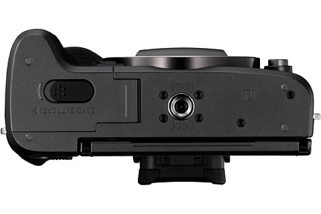 Bild Das Stativgewinde der Canon EOS M5 befindet sich in der optischen Achse. [Foto: Canon]