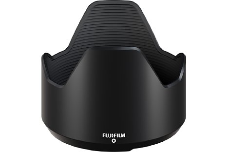 Bild Die mitgelieferte Streulichtblende des Fujifilm XF 23 mm F1.4 R LM WR besitzt eine Tulpenform und besteht aus Kunststoff. [Foto: Fujifilm]