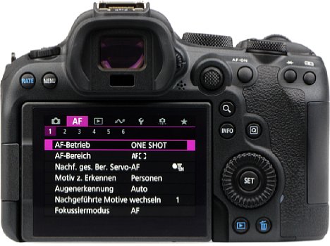 Bild Die Rückseite der Canon EOS R6 Mark II ist gegenüber dem Vorgängermodell unverändert. Die Tasten sind identisch, der 7,5 cm große Touchscreen ist dreh- und schwenkbar, der 0,76-fach vergrößernde OLED-Sucher löst 3,69 Millionen Bildpunkte auf. [Foto: MediaNord]