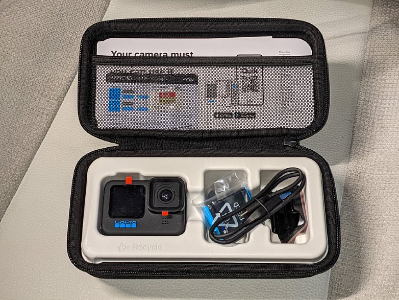 Bild Die GoPro Hero10 wird in einer Tasche geliefert, die gleichzeitig die Verkaufsverpackung ist. Darin liegen die Kamera und das wenige Zubehör in einer Schale aus Recycling-Material. Eine flexible Inneneinteilung hat die Tasche leider nicht. [Foto: MediaNord]