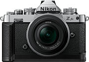 Nikon Z fc, hier mit 16-50 mm Objektiv und Handgriff GR-1. Das Design der Nikon Z fc ist von der legendären analogen Spiegelreflexkamera Nikon FM2 inspiriert. [Foto: Nikon]