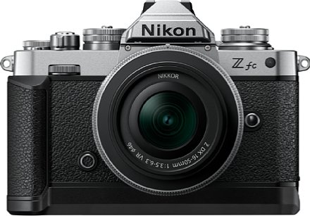Bild Nikon Z fc, hier mit 16-50 mm Objektiv und Handgriff GR-1. Das Design der Nikon Z fc ist von der legendären analogen Spiegelreflexkamera Nikon FM2 inspiriert. [Foto: Nikon]