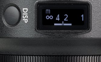 Bild Auf dem Display des Nikon Z 50 mm F1.2 S wird nicht nur eine Entfernungsskala angezeigt, sondern auch noch die sich aus Blende und Entfernung ergebende Schärfentiefe. [Foto: MediaNord]