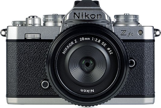 Bild Die Nikon Z fc ähnelt optisch ihrem Vorbild, der Nikon FM2, erstaunlich stark. Leider trifft das in keinster Weise auf die Verarbeitungsqualität zu. Immerhin wiegt sie betriebsbereit mit 28mm-Objektiv nur 600 Gramm. [Foto: MediaNord]