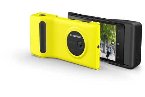 Bild Mit dem Kamerahandgriff sieht das Nokia Lumia 1020 schon fast wie eine Kompaktkamera aus. [Foto: Nokia]