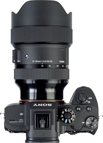 Bild In der Draufsicht sieht Sony Alpha 7R III schon sehr zierlich gegenüber dem Sigma 14-24 mm F2.8 DG DN Art aus. [Foto: MediaNord]