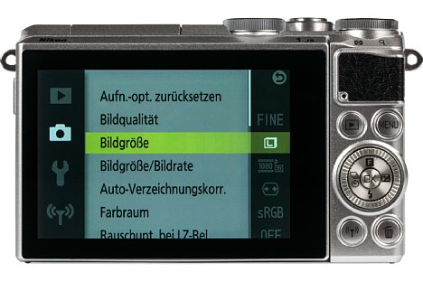 Bild Der rückwärtige 7,5-Zentimeter-Touchscreen der Nikon 1 J5 lässt sich um über 80 Grad nach unten und sogar um 180 Grad nach oben klappen. Selfies, Über-Kopf- und bodennahe Aufnahmen gelingen damit mühelos. [Foto: MediaNord]