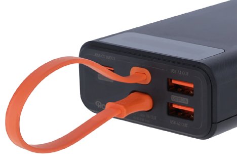 Bild Für den Transport kann der Stecker das fest angeschlossenen USB-C-Kabels der Rollei Powerbank 20.000 mAh 65 W einfach in die "Garage" eingesteckt werden und ist dort sicher verwahrt. [Foto: Rollei]
