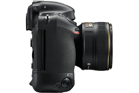 Bild Auch die Auflage für den Mittelfinger wurde bei der Nikon D4S für eine bessere Handhabbarkeit optimiert. [Foto: Nikon]