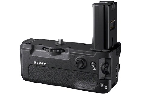 Bild Da der Hochformatgriff Sony VG-C3EM zwei Akkus aufnimmt, wird die Laufzeit der Kamera verdoppelt. [Foto: Sony]