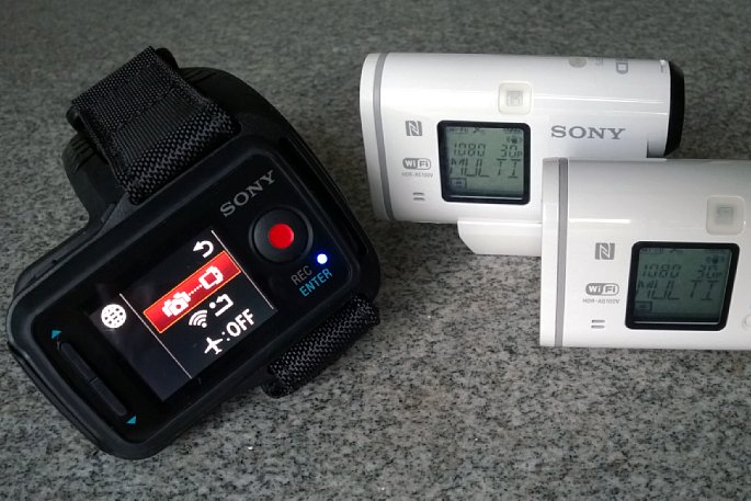 Bild Eine Livebild-Fernbedienung Sony RM-LVR1 kann mit bis zu fünf  HDR-A100V Actioncams verbunden werden und synchron steuern. Mit den Vorgängermodellen funktioniert das noch nicht.  [Foto: MediaNord]
