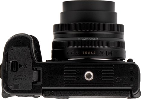Bild Das Stativgewinde der Nikon Z 30 befindet sich vorbildlich in der optischen Achse. [Foto: MediaNord]