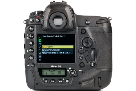 Bild Die Nikon D5 verfügt nicht nur über einen großen Spiegelreflexsucher, sondern auch über einen üppigen, fein auflösenden Touchscreen sowie über zwei Statusdisplays (eines auf der Oberseite). [Foto: MediaNord]