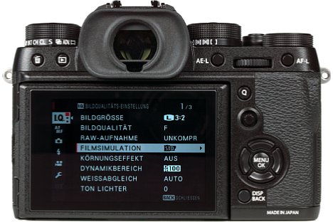 Bild Unter dem großen elektronischen Sucher bietet die Fujifilm X-T2 auf der Rückseite einen nach oben und unten sowie zur Seite schwenkbaren Bildschirm. [Foto: MediaNord]